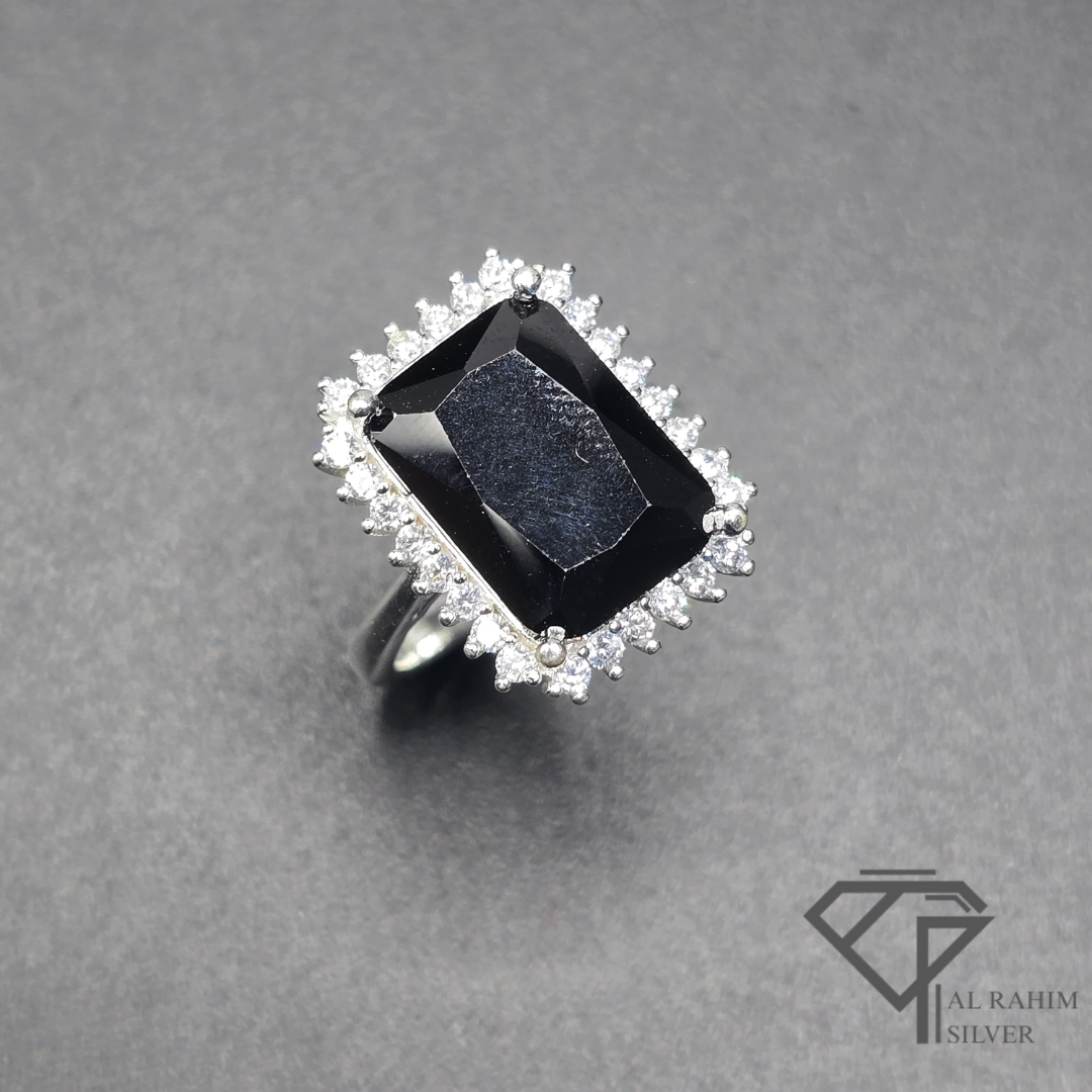 Black Frame Ring – 6.3g Bold Elegance